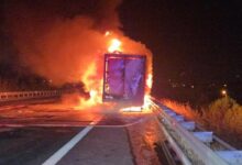 bursada otoyolda seyir halindeki kamyon bir anda yanmaya basladi ubIB4cyd