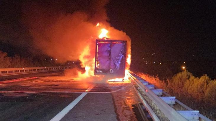 Bursa'da otoyolda seyir halindeki kamyon bir anda yanmaya başladı 1 bursada otoyolda seyir halindeki kamyon bir anda yanmaya basladi ubIB4cyd