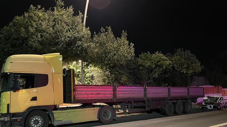 buyukcekmecede feci kaza araba park halindeki tira carpti 1 meyyit 4 yarali 1 s34kWmeG