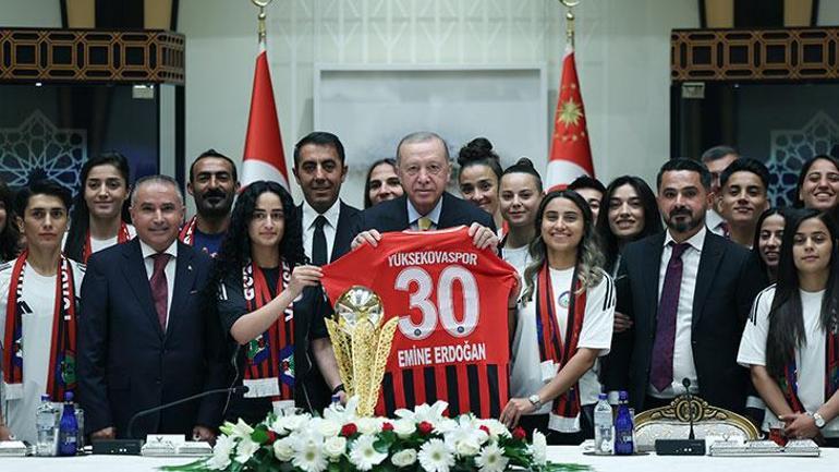 Cumhurbaşkanı Recep Tayyip Erdoğan, Yüksekovaspor Bayan Grubu'nu kabul etti! 2 cumhurbaskani recep tayyip erdogan yuksekovaspor bayan grubunu kabul etti 0 HOUtitsu