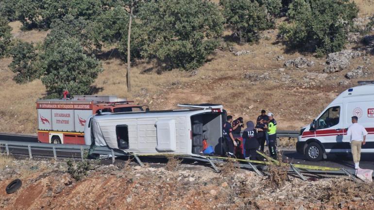 diyarbakirda minibusun devrildigi kazada 1 kisi oldu 3u agir 16 yaralandi 2 TtRSB95C