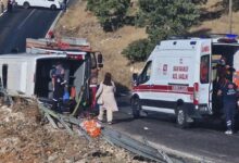 diyarbakirda minibusun devrildigi kazada 1 kisi oldu 3u agir 16 yaralandi 72PKzdF5