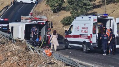 diyarbakirda minibusun devrildigi kazada 1 kisi oldu 3u agir 16 yaralandi 72PKzdF5