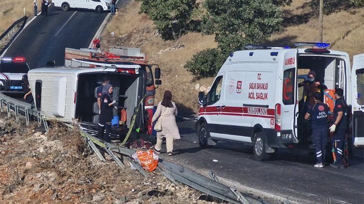 diyarbakirda minibusun devrildigi kazada 1 kisi oldu 3u agir 16 yaralandi 72PKzdF5