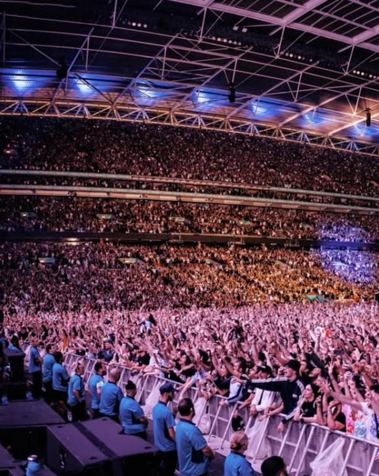 Dünyaca ünlü kümenin konserinde fecî ölüm! Polis herkesten görüntü istedi 2 dunyaca unlu kumenin konserinde fec olum polis herkesten goruntu istedi 0 CLIYn5cl