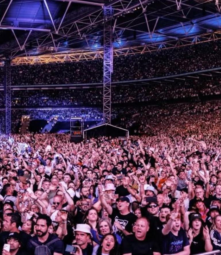Dünyaca ünlü kümenin konserinde fecî ölüm! Polis herkesten görüntü istedi 3 dunyaca unlu kumenin konserinde fec olum polis herkesten goruntu istedi 1 VALFQSGy
