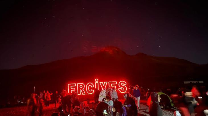 Erciyes'te görsel şölen! Tam 2 bin 650 metre yükseklikte meteor yağmuru 13 erciyeste gorsel solen tam 2 bin 650 metre yukseklikte meteor yagmuru 11