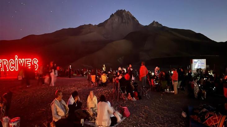 Erciyes'te görsel şölen! Tam 2 bin 650 metre yükseklikte meteor yağmuru 6 erciyeste gorsel solen tam 2 bin 650 metre yukseklikte meteor yagmuru 4 QE41kOU9