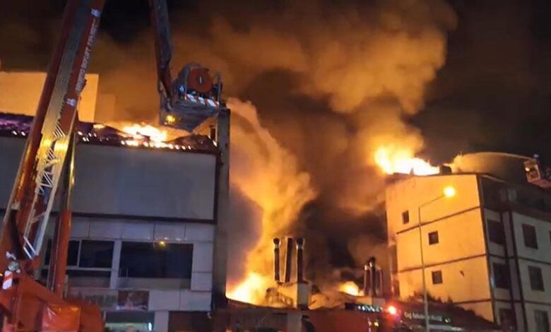 Erzurum'da restoranda çıkan yangın konutlara ve otele sıçradı! Gruplar müdahe ediyor 1 erzurumda restoranda cikan yangin konutlara ve otele sicradi gruplar mudahe ediyor OXRyH7f2
