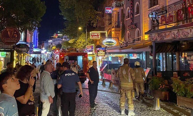 Fatih'te korkutan otel yangını 1 fatihte korkutan otel yangini IOPEyttG