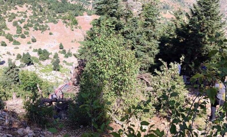 Feci kaza! Araba uçuruma yuvarlandı: 2 meyyit 1 feci kaza araba ucuruma yuvarlandi 2 meyyit SeFtAShk