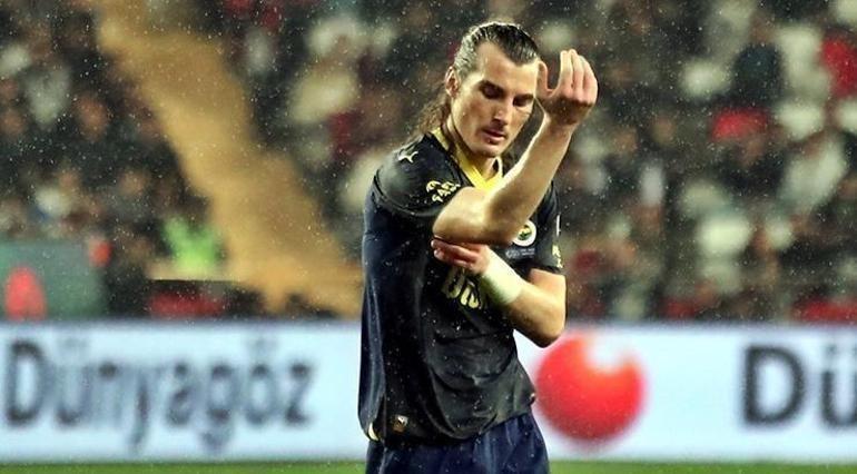Fenerbahçe'de üç isimden biri ayrılacak! Mourinho kararını verdi 2 fenerbahcede uc isimden biri ayrilacak mourinho kararini verdi 0 qg9bGyBG