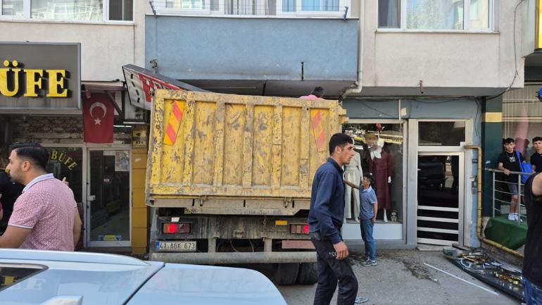 freni bosalan hafriyat kamyonu is yerine girdi kaza ani kamerada 3 s4W1c1Iy
