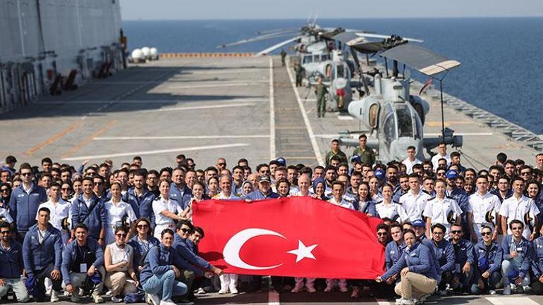 Gençler, Zafer Haftasında TCG Anadolu ile seyahat yaptı 2 gencler zafer haftasinda tcg anadolu ile seyahat yapti 0 l2vSAOGw