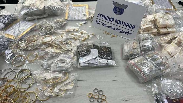 Gurbetçi ailenin binlerce euroluk planı sona takıldı! Valizden çıkanlar şoke etti 2 gurbetci ailenin binlerce euroluk plani sona takildi valizden cikanlar soke etti 0 hAZVw9Va