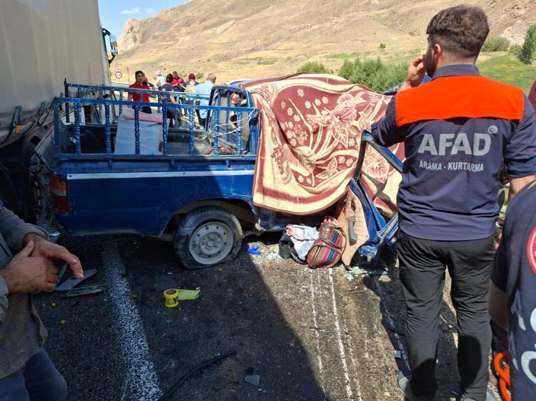 Hakkari-Van karayolunda katliam üzere kaza: 4 meyyit, 2 yaralı 2 hakkari van karayolunda katliam uzere kaza 4 meyyit 2 yarali 0 rwwAb9SV