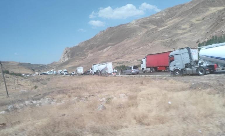Hakkari-Van karayolunda katliam üzere kaza: 4 meyyit, 2 yaralı 3 hakkari van karayolunda katliam uzere kaza 4 meyyit 2 yarali 1 BYT6Li3n