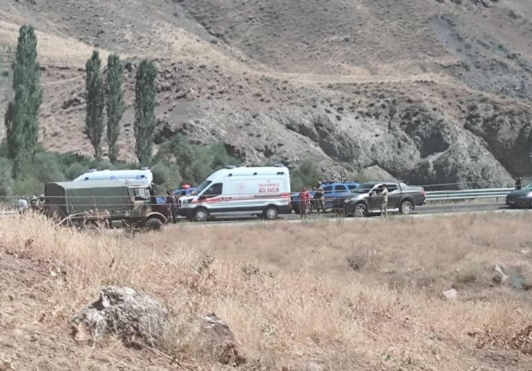 Hakkari-Van karayolunda katliam üzere kaza: 4 meyyit, 2 yaralı 4 hakkari van karayolunda katliam uzere kaza 4 meyyit 2 yarali 2 NbCh9ar3
