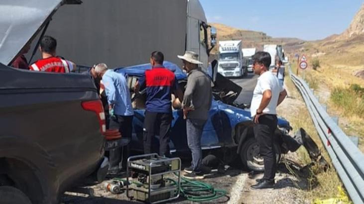 Hakkari-Van karayolunda katliam üzere kaza: 4 meyyit, 2 yaralı 1 hakkari van karayolunda katliam uzere kaza 4 meyyit 2 yarali idqLUJiv