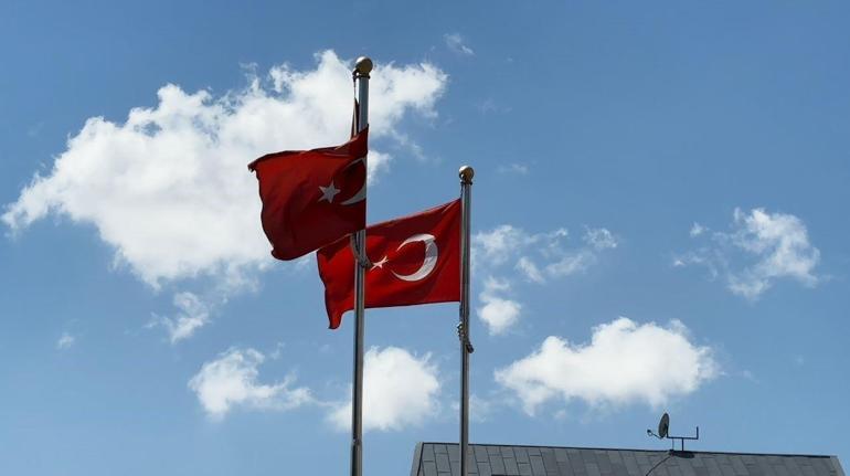 İstanbul'da fırtına etkisi! Mecburî olmadıkça dışarıya çıkmayın: Ağaçlar devrildi, yaralılar var 3 istanbulda firtina etkisi mecbur olmadikca disariya cikmayin agaclar devrildi yaralilar var 1 5PUy9ywV