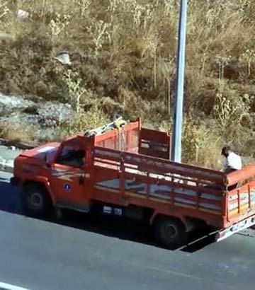 İstanbul'da sonları zorlayan hırsızlık! Kaldırımı taşlarını söküp çaldılar 3 istanbulda sonlari zorlayan hirsizlik kaldirimi taslarini sokup caldilar 1