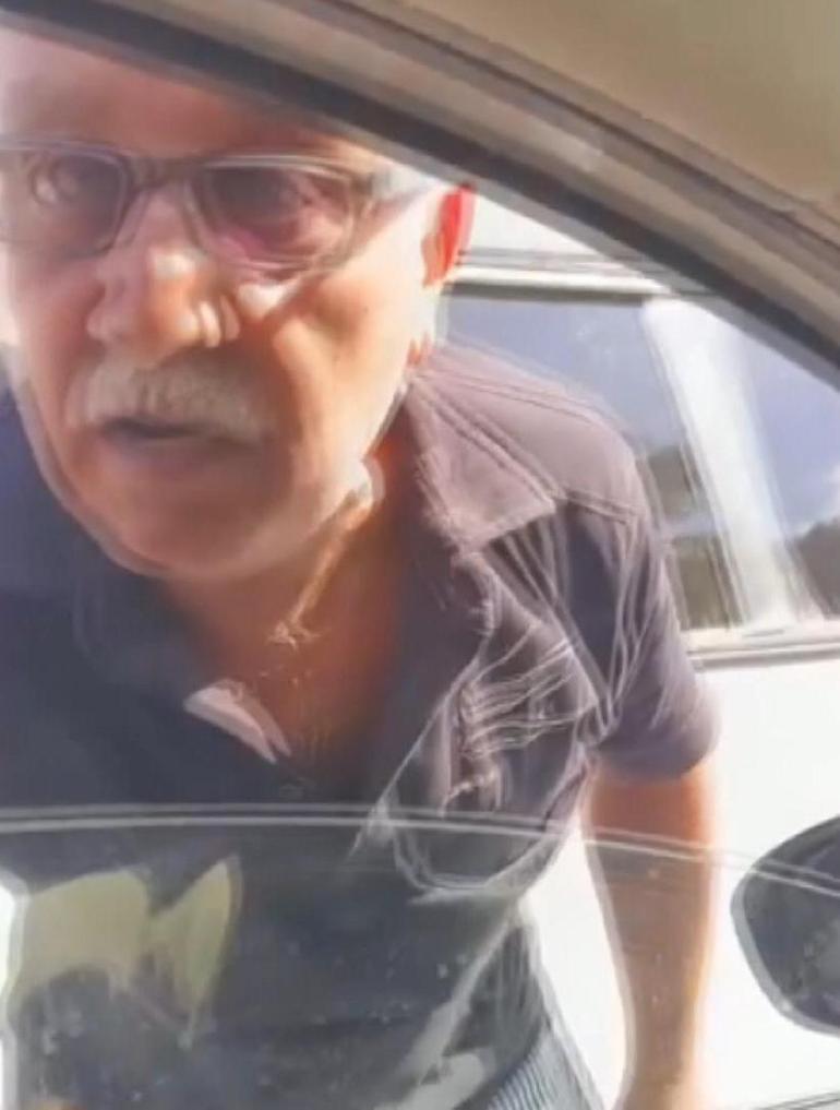 Kaskla taksinin camını kırmaya çalıştı! Trafikte 'Yol verme' hengameleri kamerada 2 kaskla taksinin camini kirmaya calisti trafikte yol verme hengameleri kamerada 0 j1OjgMRd