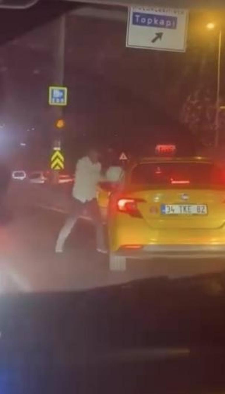 Kaskla taksinin camını kırmaya çalıştı! Trafikte 'Yol verme' hengameleri kamerada 3 kaskla taksinin camini kirmaya calisti trafikte yol verme hengameleri kamerada 1 4sbkc4w9
