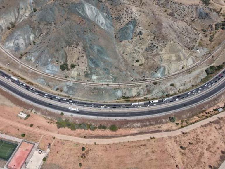 kilit kavsakta trafik durma noktasina geldi kilometrelerce arac kuyrugu 1 SWGsPRQs