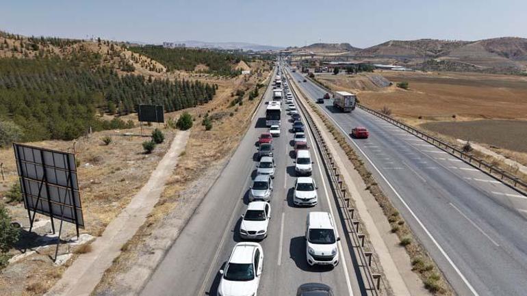 kilit kavsakta trafik durma noktasina geldi kilometrelerce arac kuyrugu 2 1t5UKLKJ