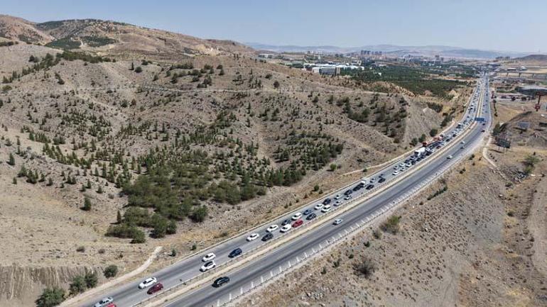 kilit kavsakta trafik durma noktasina geldi kilometrelerce arac kuyrugu 3 vYjehhKn