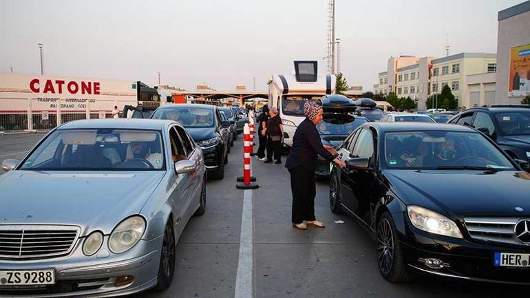 kilometrelerce arac kuyrugu olustu donus yolunda gozyaslari degerini uzak kalinca anliyorsunuz 0 uDfMPfIO