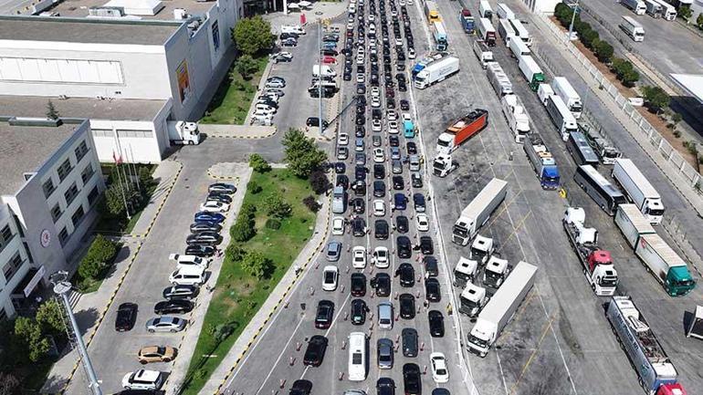 Kilometrelerce kuyruk, binlerce gözyaşı! ‘Buradan ayrılırken tüylerimiz diken diken oluyor’ 2 kilometrelerce kuyruk binlerce gozyasi buradan ayrilirken tuylerimiz diken diken oluyor 0 kbjCyyiJ