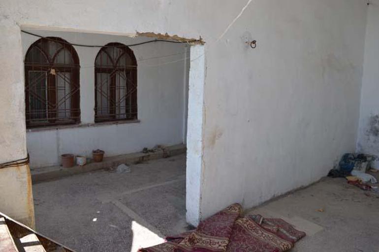 Konutun kapısına zincir vuruldu! Komşular şaşkın: 2 kişi bir arada ölür mü? 3 konutun kapisina zincir vuruldu komsular saskin 2 kisi bir arada olur mu 1 LEVjwhaH