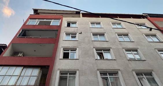 Küçükçekmece’de dehşet: Ailesini rehin aldı polisleri görünce camdan atladı 4 kucukcekmecede dehset ailesini rehin aldi polisleri gorunce camdan atladi 2