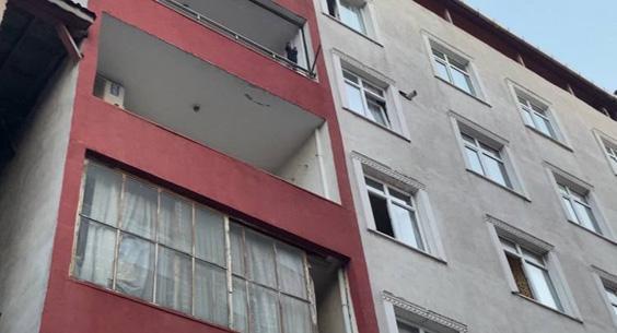 Küçükçekmece’de dehşet: Ailesini rehin aldı polisleri görünce camdan atladı 5 kucukcekmecede dehset ailesini rehin aldi polisleri gorunce camdan atladi 3 YfD1143V