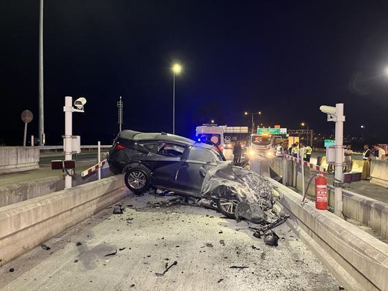 kuzey marmara otoyolunda feci kaza gisenin beton banketine carpan sofor hayatini kaybetti 1