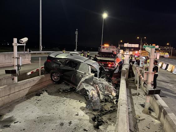 kuzey marmara otoyolunda feci kaza gisenin beton banketine carpan sofor hayatini kaybetti 5 YCjC134s