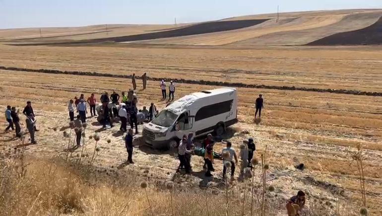 Malazgirt kutlamalarına gidenleri taşıyan minibüs devrildi! 10 yaralı 3 malazgirt kutlamalarina gidenleri tasiyan minibus devrildi 10 yarali 1