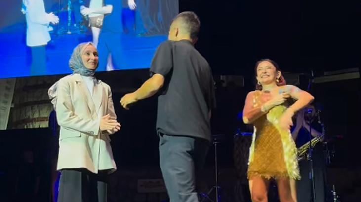 melek mossonun sahnesinde buyuk surpriz unlu isim memnunlugu paylasti 3 IqVVSqSA
