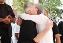 metin senturkun aci gunu kardesini son seyahatine ugurladi Xr3HBc9X