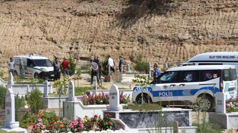 mezarlikta yasiyordu meyyit bulundu boynundaki ayrinti dikkat cekti 0