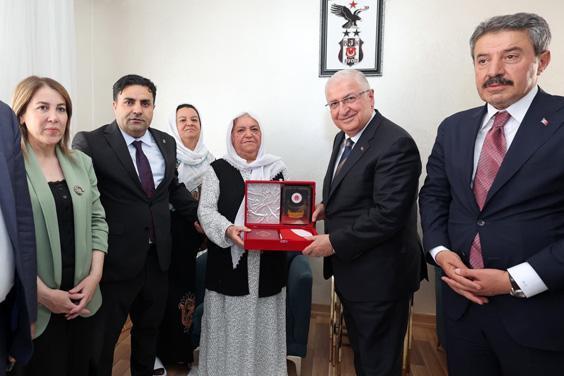 milli savunma bakani yasar guler sirnakta sehit ailesini ziyaret etti 3 5razPWIE