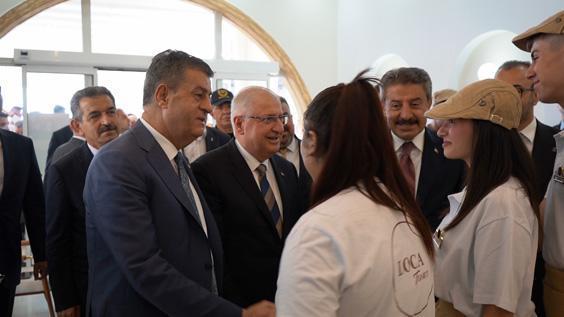 milli savunma bakani yasar guler sirnakta sehit ailesini ziyaret etti 6
