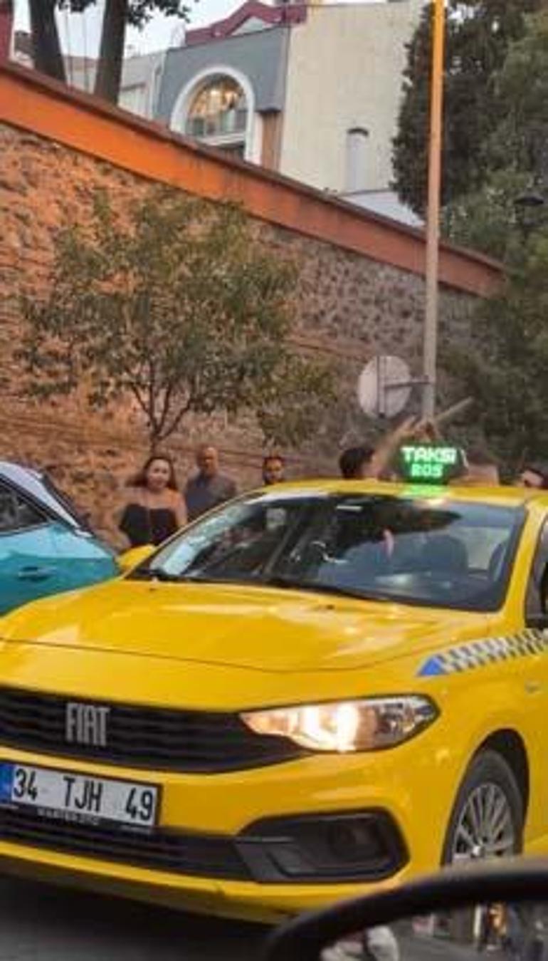 Nişantaşı'nda trafik arbedesi: Elinde sopa ile bayanın üzerine yürüdü 2 nisantasinda trafik arbedesi elinde sopa ile bayanin uzerine yurudu 0 kkdMrUgF