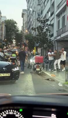Nişantaşı'nda trafik arbedesi: Elinde sopa ile bayanın üzerine yürüdü 3 nisantasinda trafik arbedesi elinde sopa ile bayanin uzerine yurudu 1 Ew9USjcC