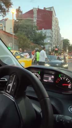 Nişantaşı'nda trafik arbedesi: Elinde sopa ile bayanın üzerine yürüdü 7 nisantasinda trafik arbedesi elinde sopa ile bayanin uzerine yurudu 5 v5n3NYwq