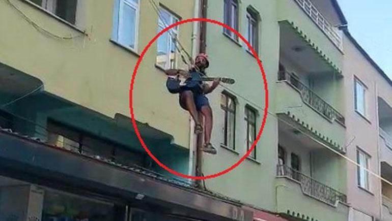 ogrenci meskenine muzikle veda etti esyalarin tasindigi halatin uzerinde gitar gosteri yapti 0 fmu2YLXj
