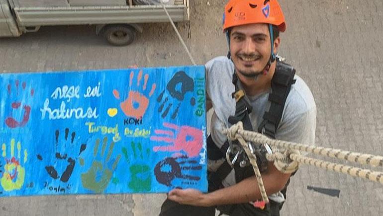 ogrenci meskenine muzikle veda etti esyalarin tasindigi halatin uzerinde gitar gosteri yapti 1 SWES8Khn