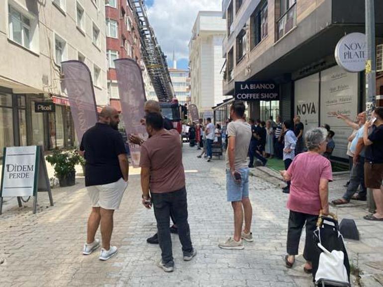 panik anlari 5 katli bina yikim sirasinda yandaki binanin uzerine coktu 2 Gry8J8Xz