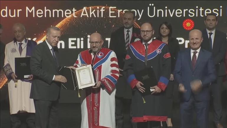 Rektörlüğünü yaptığı üniversitenin öğrencisi oldu: Mezun olmayı hedefliyorum 2 rektorlugunu yaptigi universitenin ogrencisi oldu mezun olmayi hedefliyorum 0 zKPJBJrY